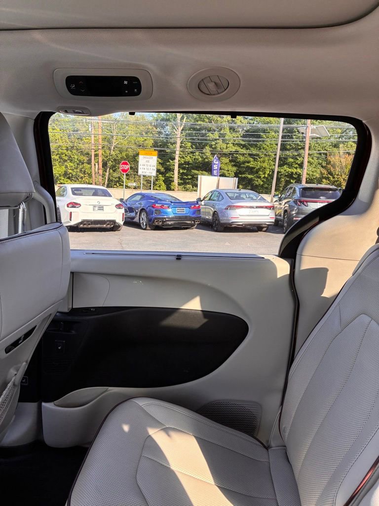 Used 2017 Chrysler Pacifica Limited FWD image 21