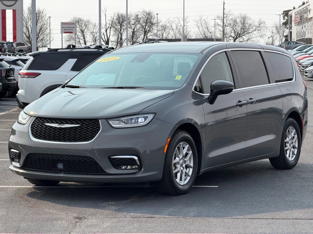 Used 2023 Chrysler Pacifica Touring-L image 9