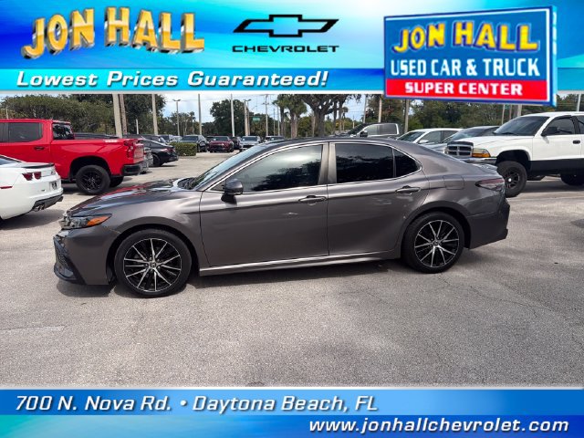 Used 2021 Toyota Camry SE w/ Convenience Package FWD image 3