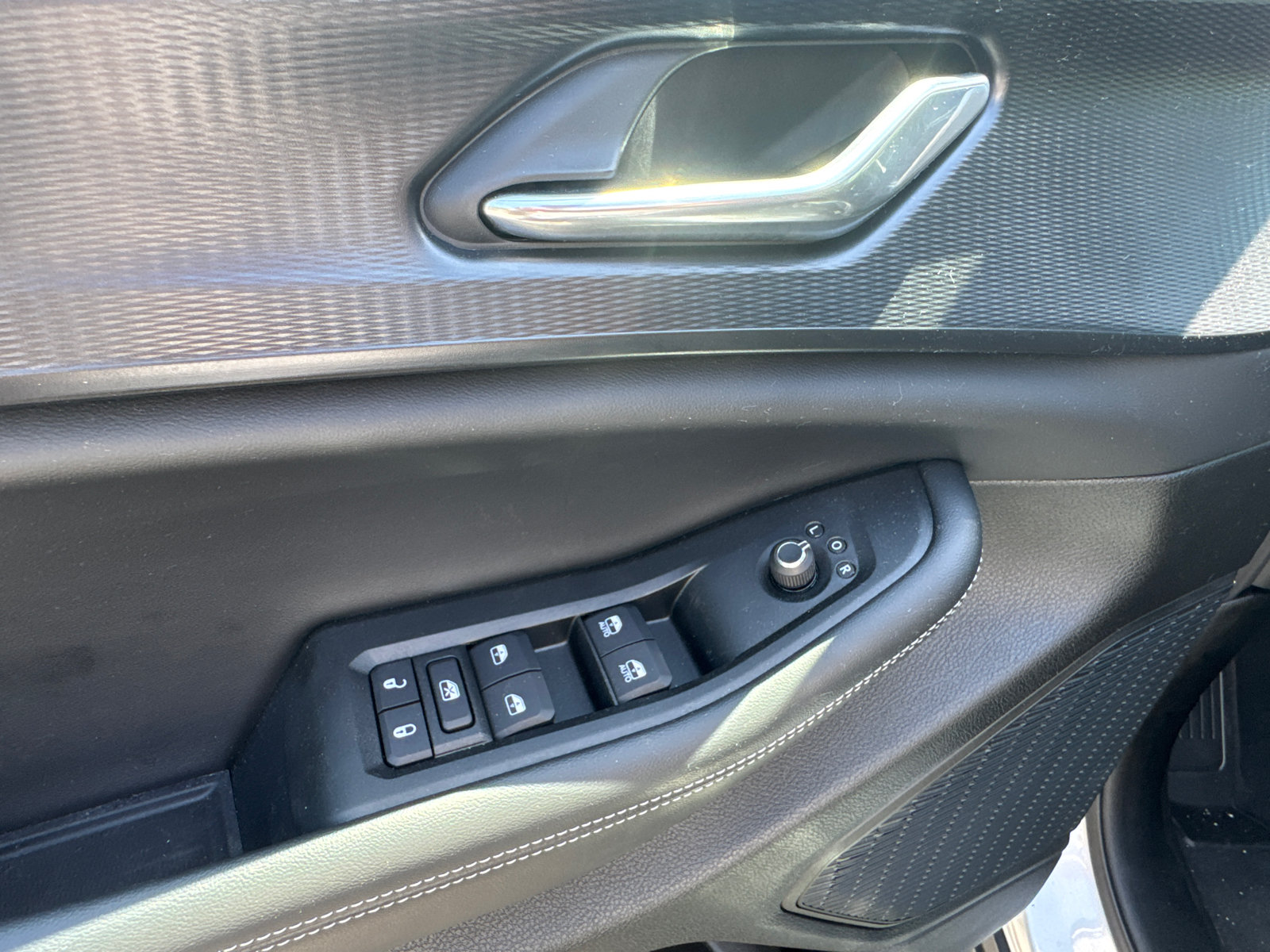 Used 2025 Jeep Grand Cherokee Laredo X RWD image 13