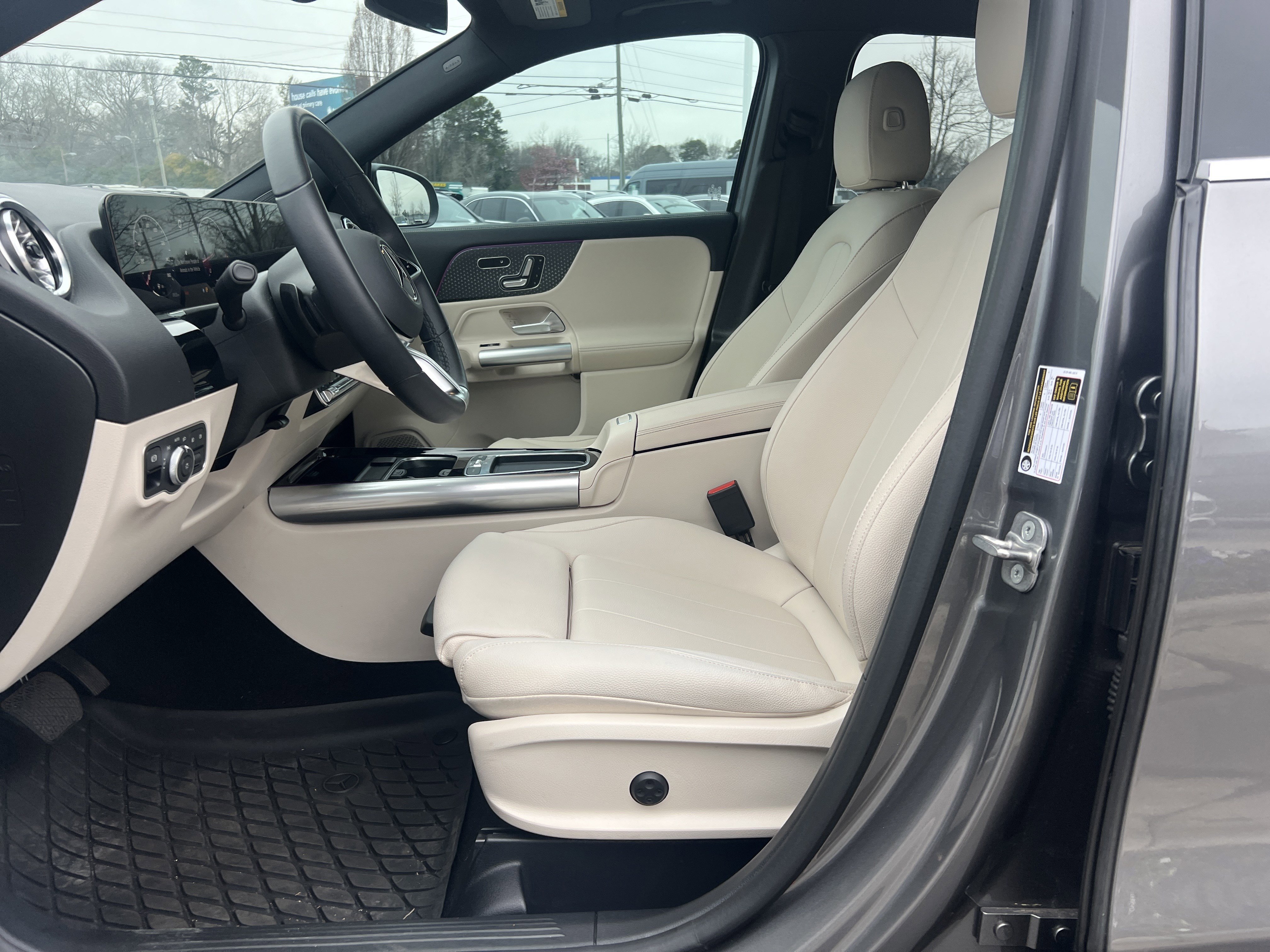 Used 2025 Mercedes-Benz GLA 250 4MATIC image 16