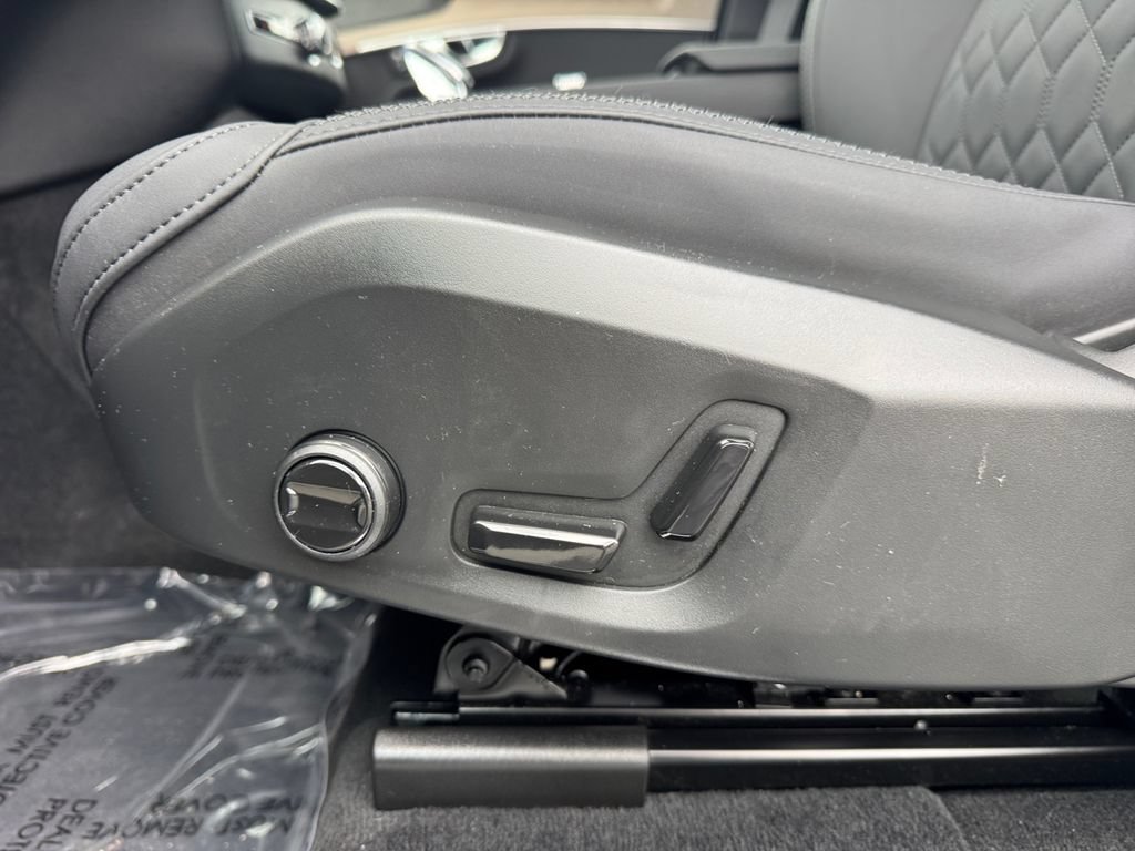 Used 2026 Volvo XC90 B5 Plus w/ Protection Package Premier AWD/4WD image 12
