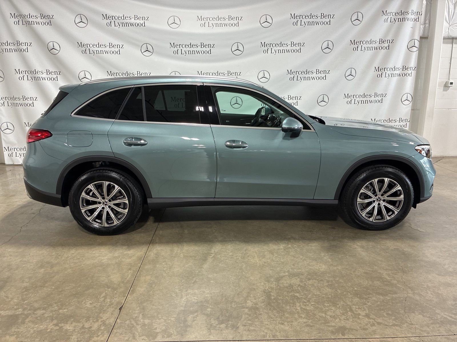 Used 2025 Mercedes-Benz GLC 300 4MATIC image 3