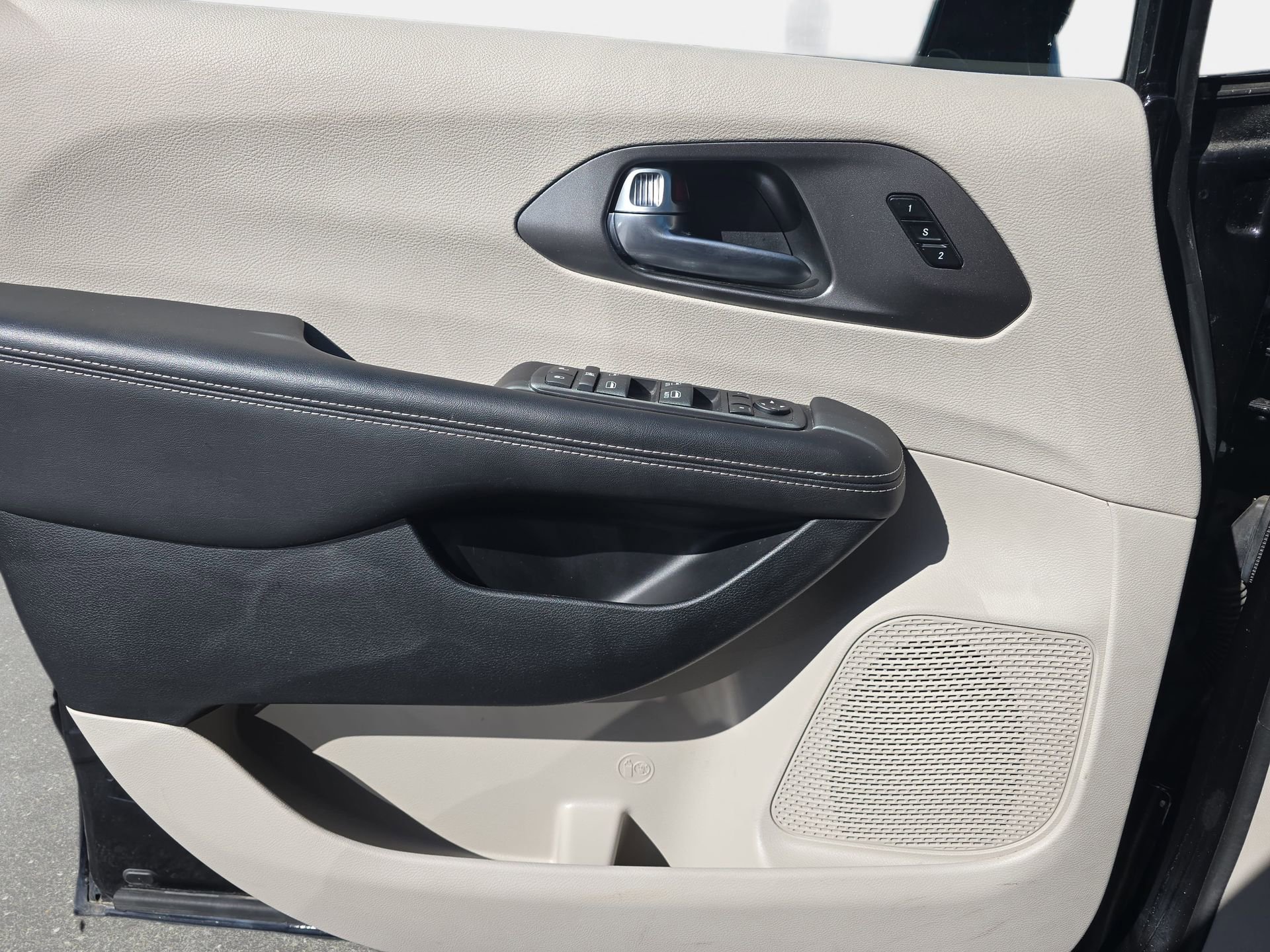 Used 2024 Chrysler Pacifica Touring-L image 26