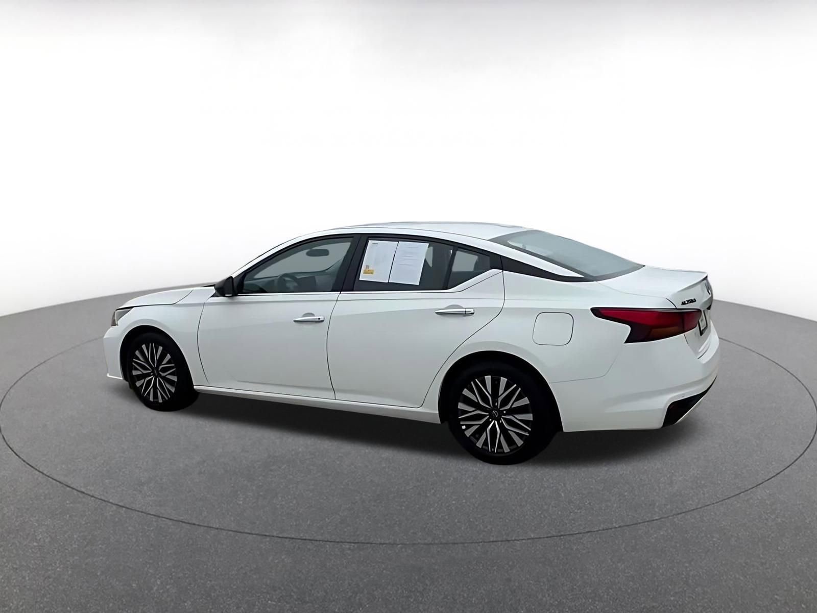 Used 2025 Nissan Altima 2.5 SV FWD image 10