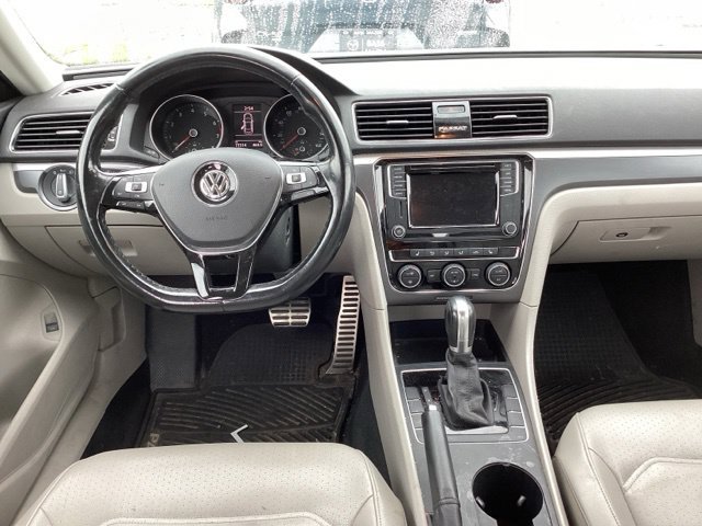 Used 2018 Volkswagen Passat 2.0T R-Line FWD image 15