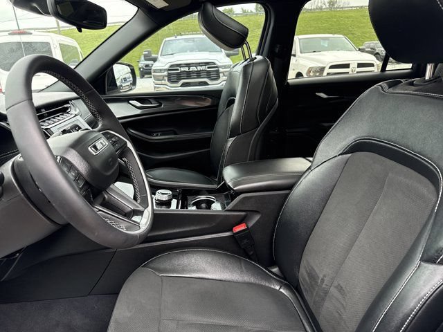 Used 2023 Jeep Grand Cherokee Altitude AWD/4WD image 5