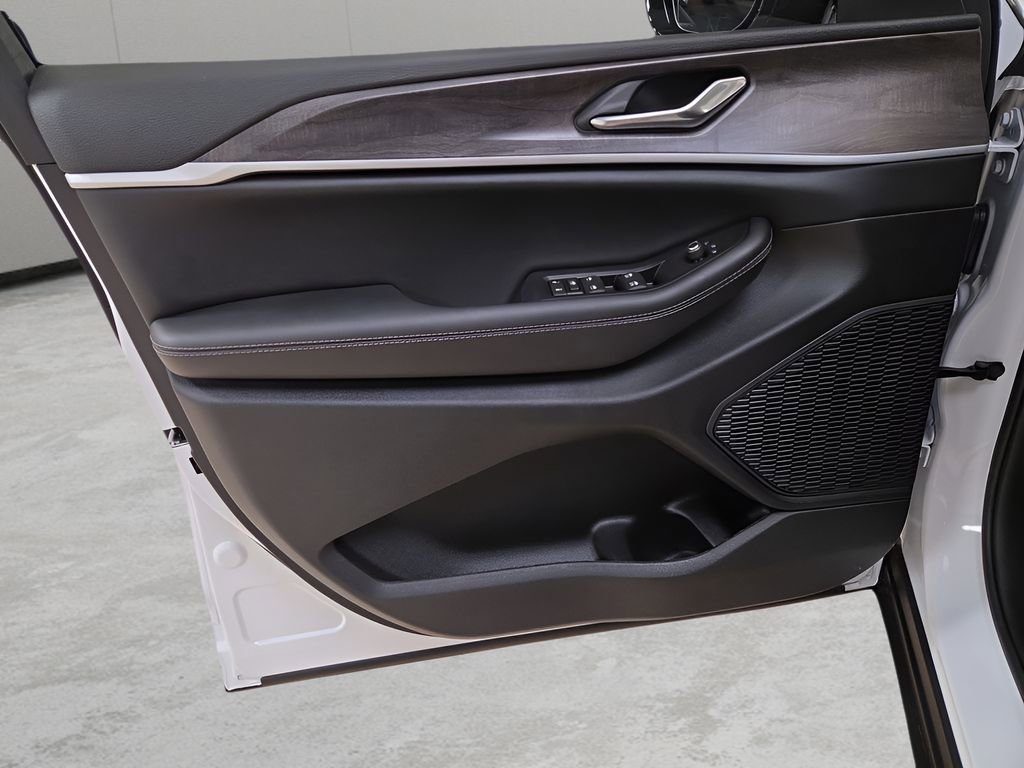 New 2026 Jeep Grand Cherokee Altitude image 22