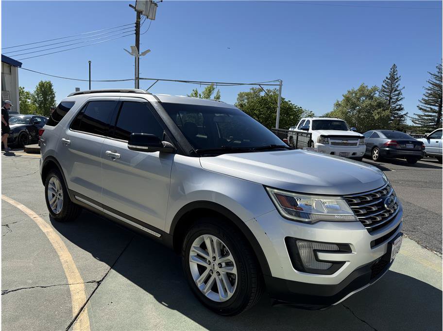 Used 2017 Ford Explorer XLT w/ Equipment Group 201A FWD image 4