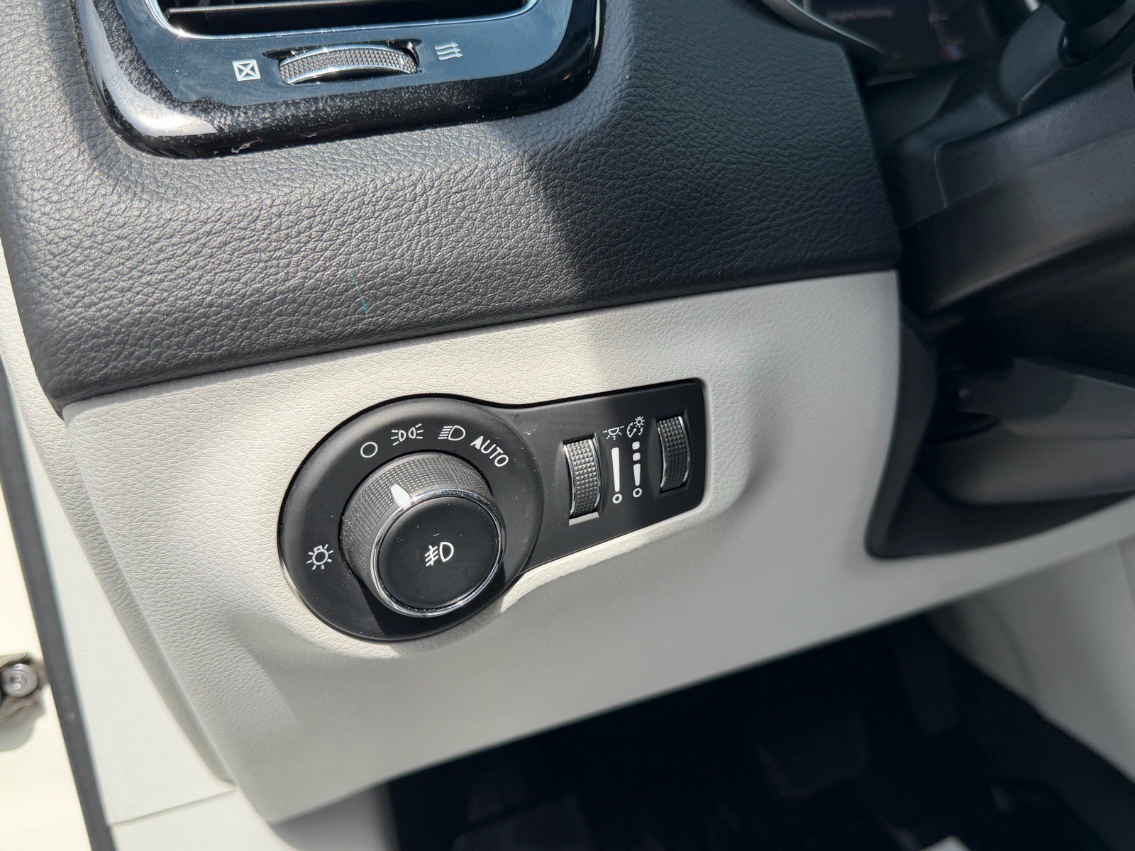 Used 2018 Jeep Compass Limited w/ Navigation Group AWD/4WD image 20