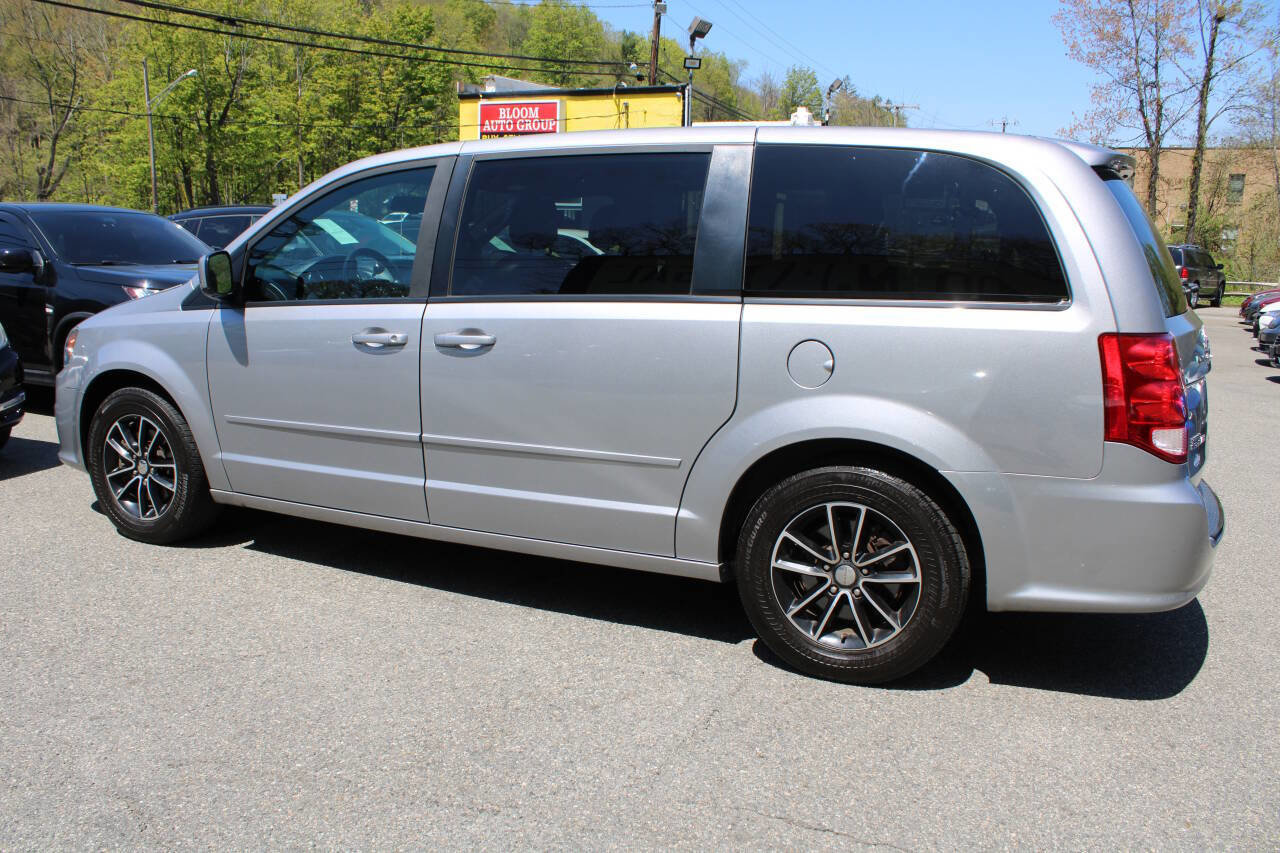 Used 2017 Dodge Grand Caravan SXT w/ Blacktop Package FWD image 11