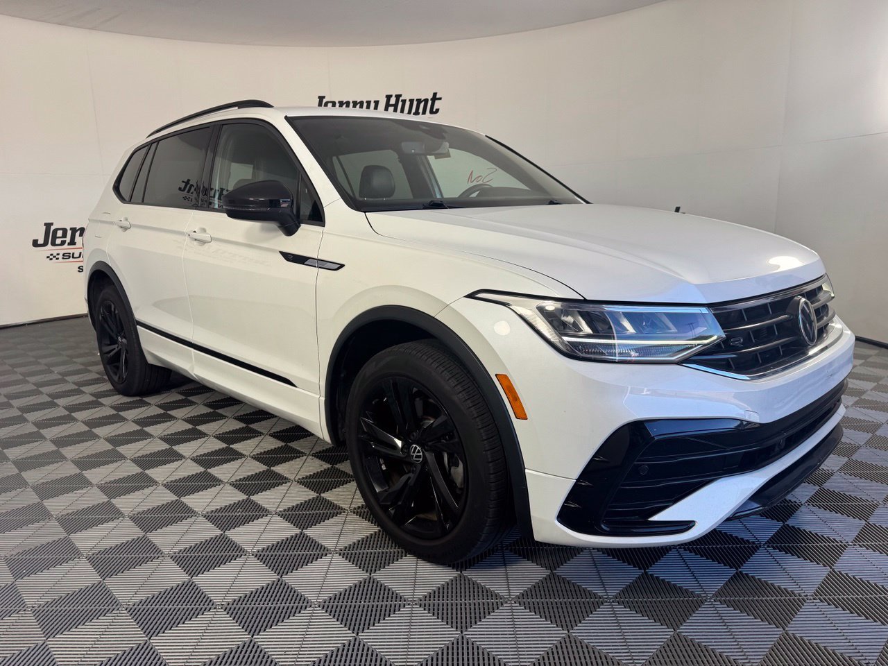 Used 2024 Volkswagen Tiguan SE R-Line FWD image 6