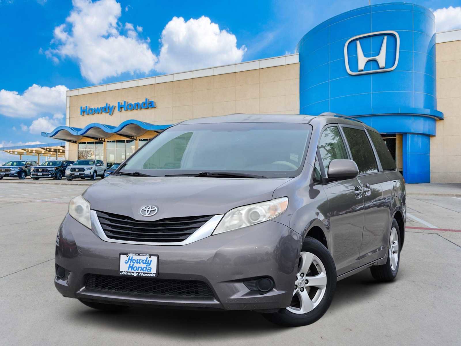 Used 2014 Toyota Sienna LE video 1
