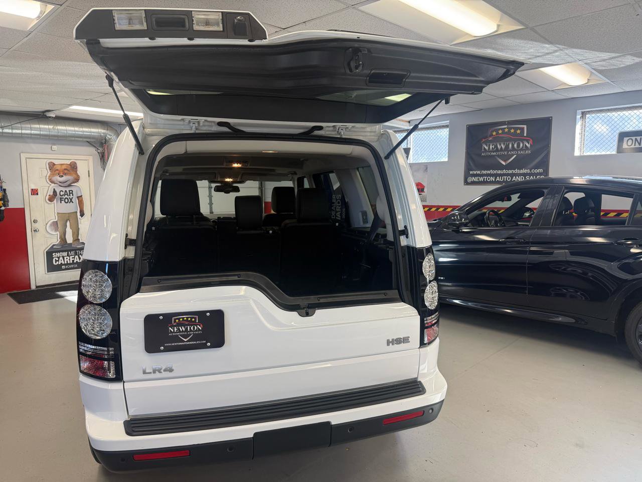 Used 2016 Land Rover LR4 HSE Silver Edition AWD/4WD image 13