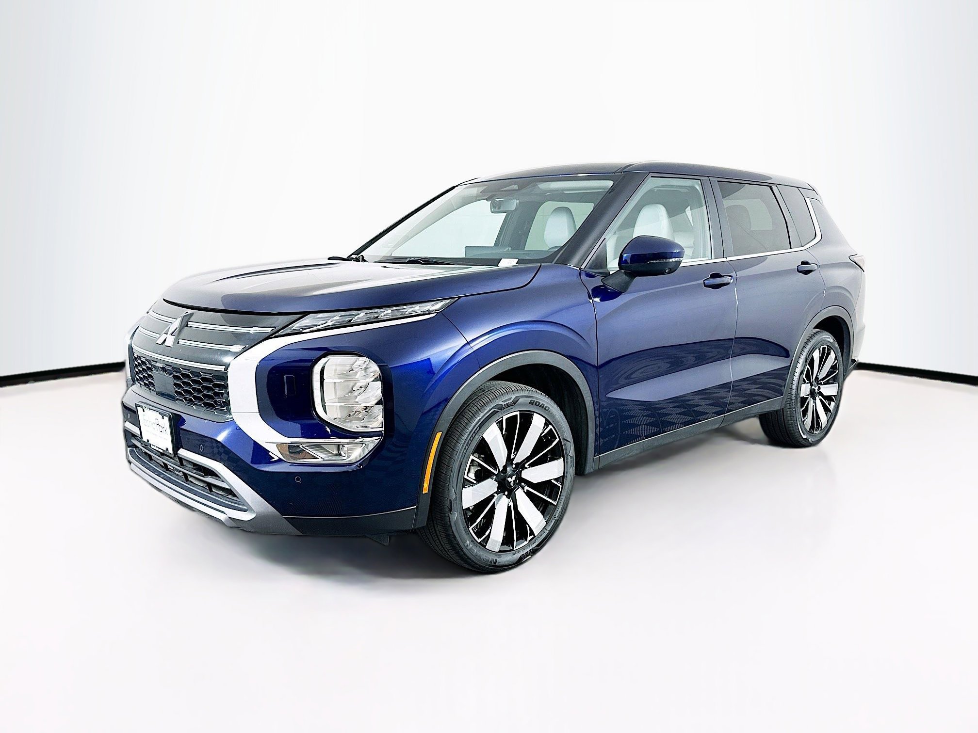 Used 2025 Mitsubishi Outlander SE image 3