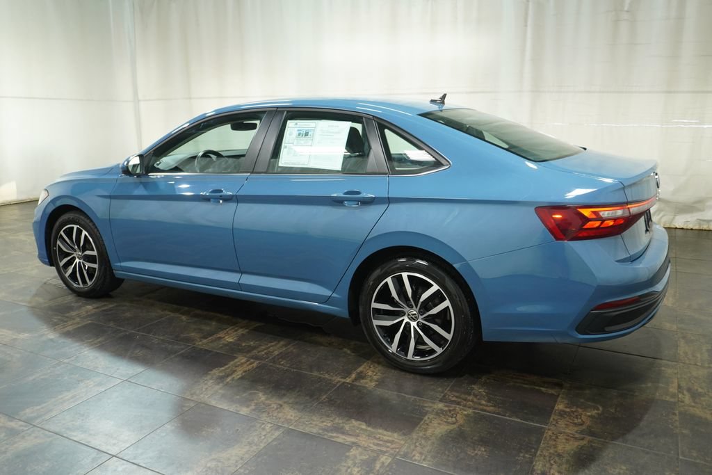 Used 2025 Volkswagen Jetta SE FWD image 6