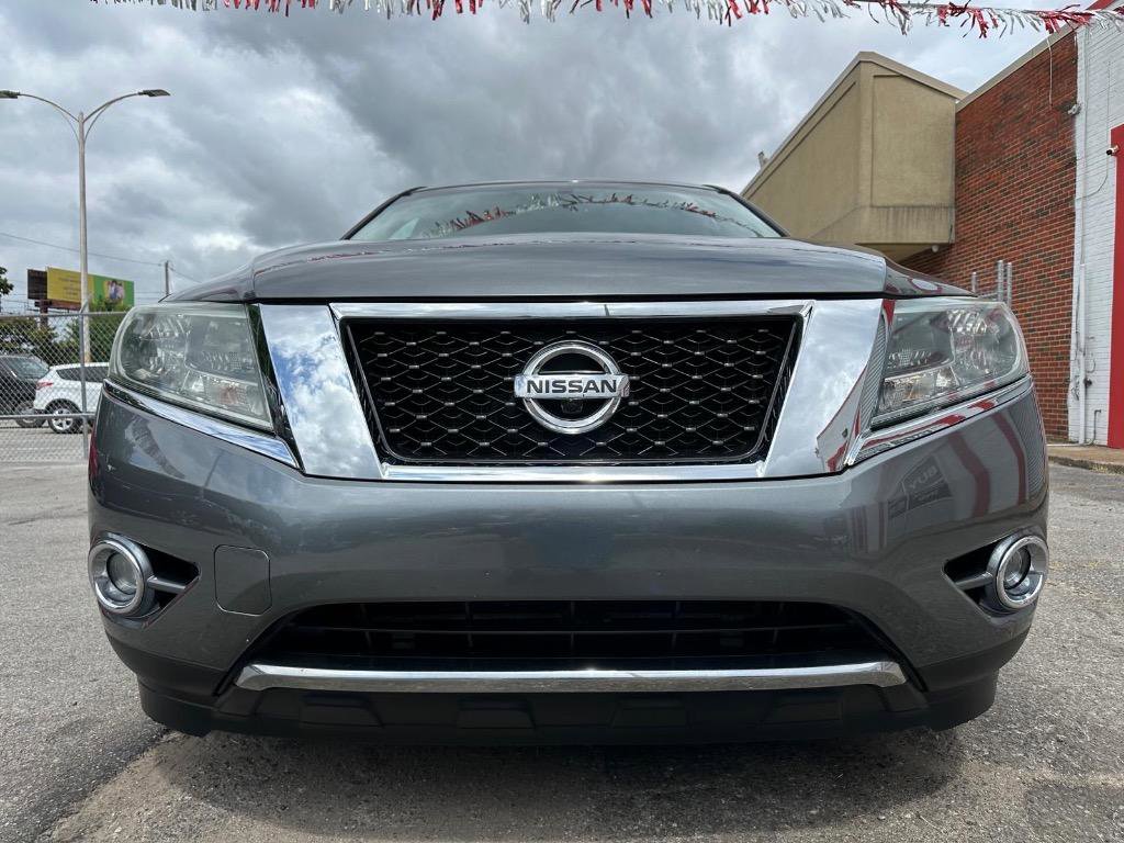 Used 2015 Nissan Pathfinder Platinum w/ Family Entertainment Package FWD image 2