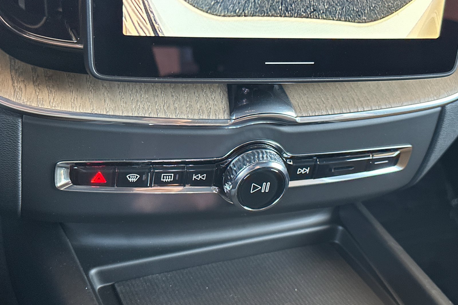 New 2026 Volvo XC60 B5 Plus w/ Climate Package image 18