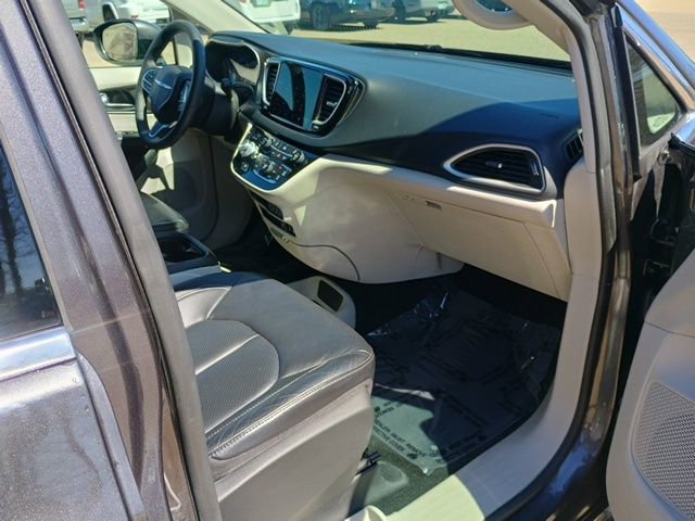 Used 2022 Chrysler Pacifica Touring-L image 13