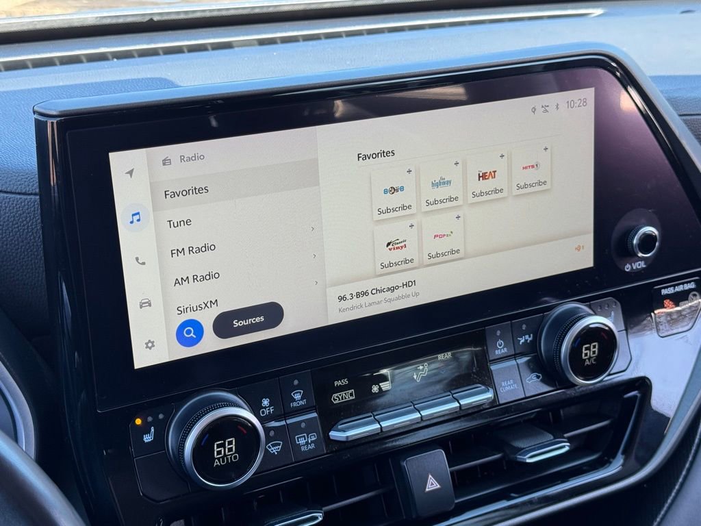 Used 2023 Toyota Highlander XLE AWD/4WD image 12