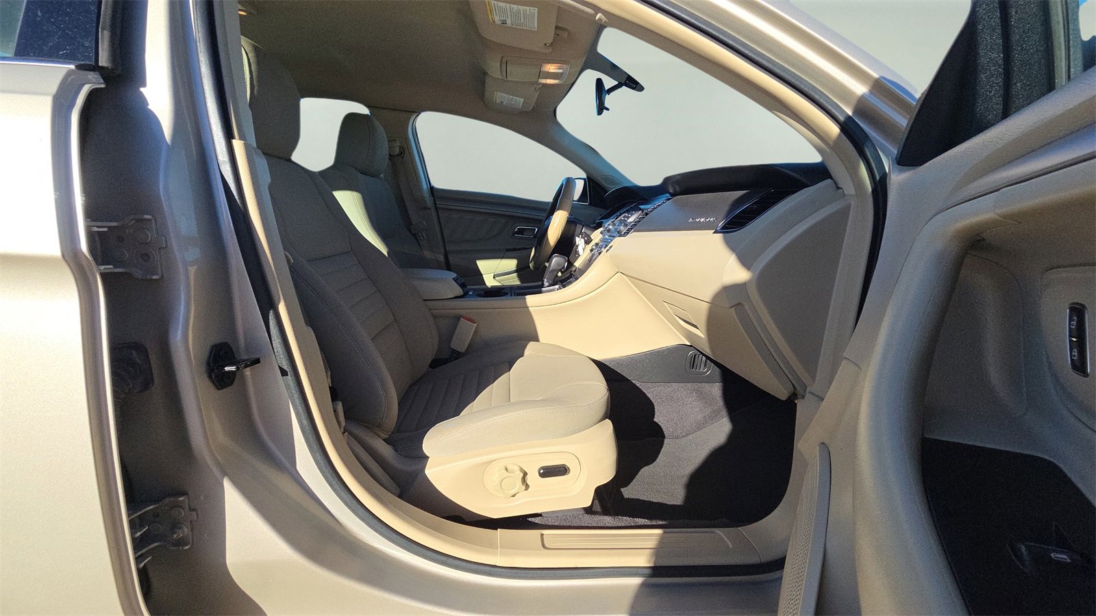 Used 2018 Ford Taurus SE image 13