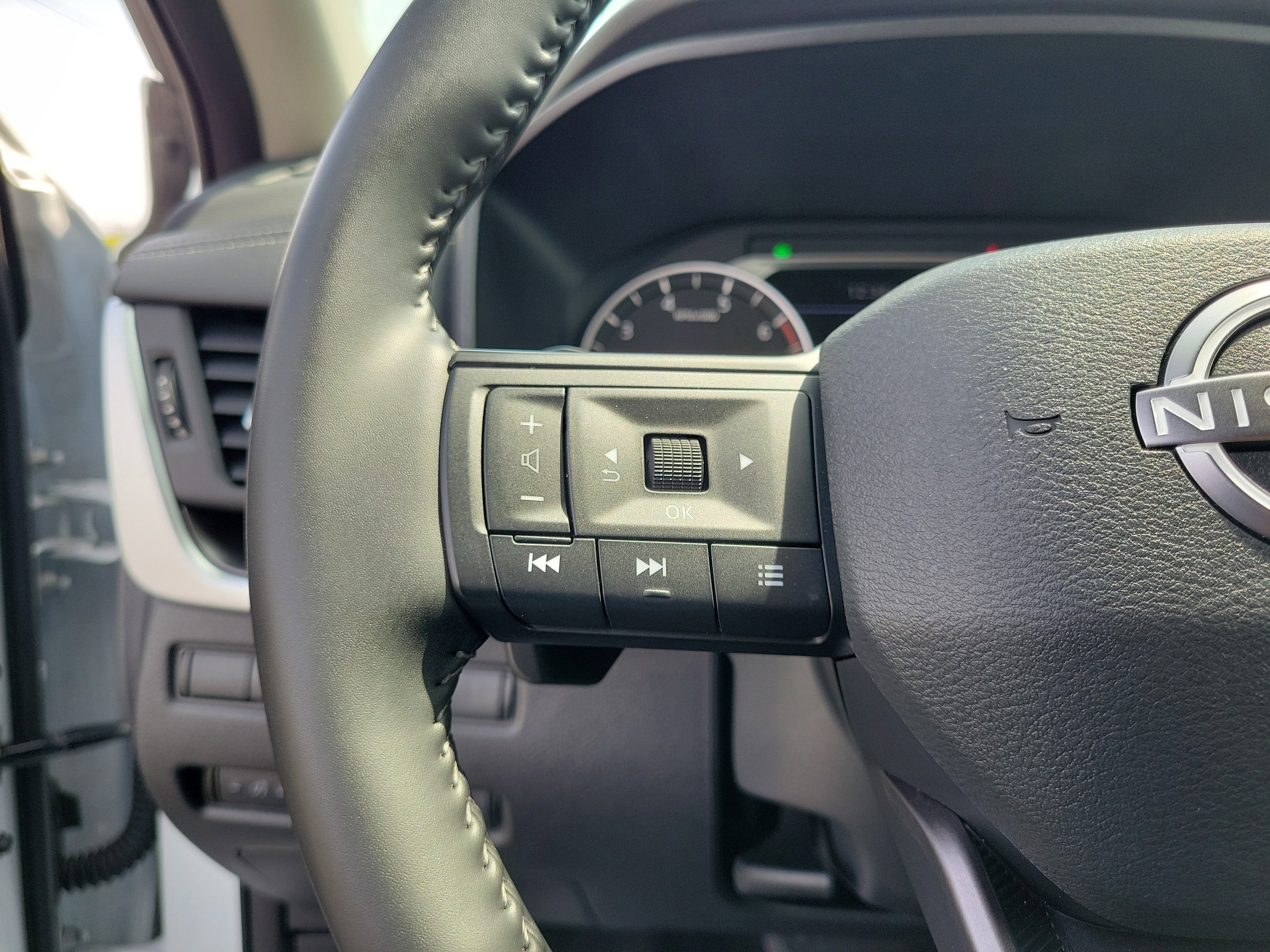 Certified 2025 Nissan Rogue SV AWD/4WD image 22