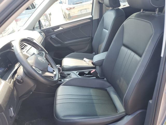 Certified 2024 Volkswagen Tiguan SE w/ Panoramic Sunroof Package AWD/4WD image 17