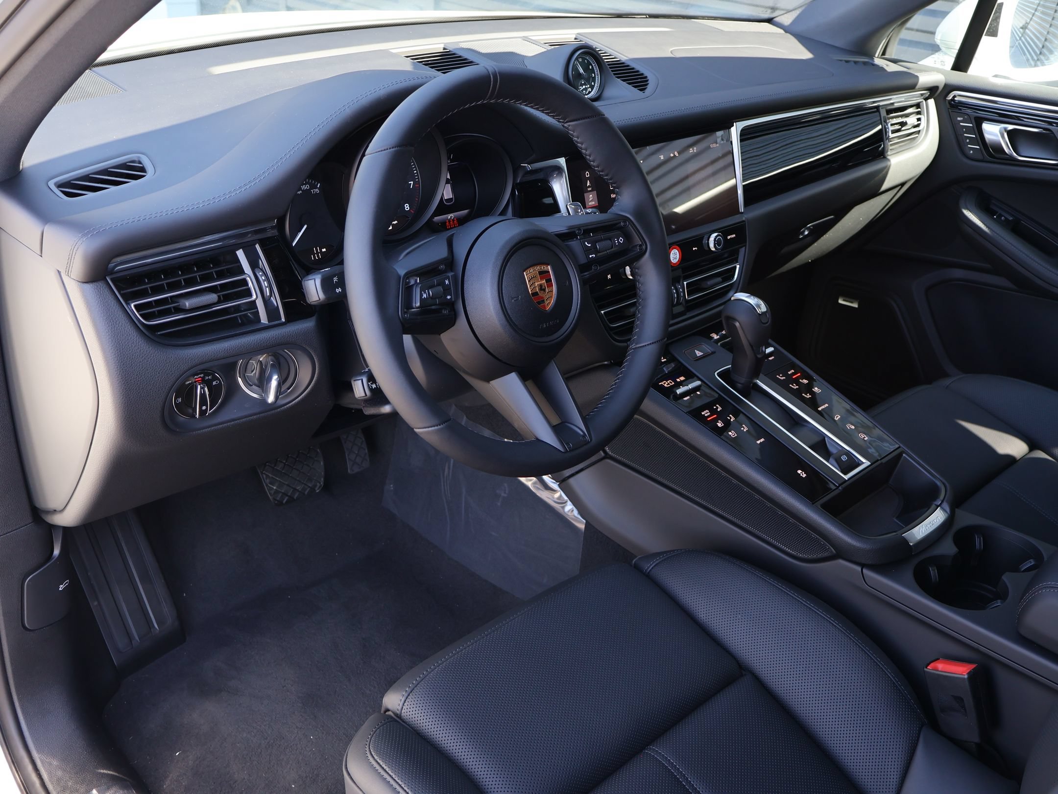 New 2026 Porsche Macan AWD/4WD image 4