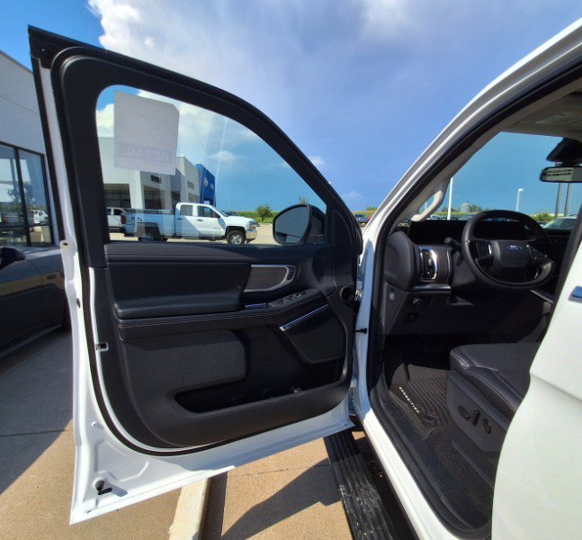 New 2025 Ford Expedition Platinum image 9