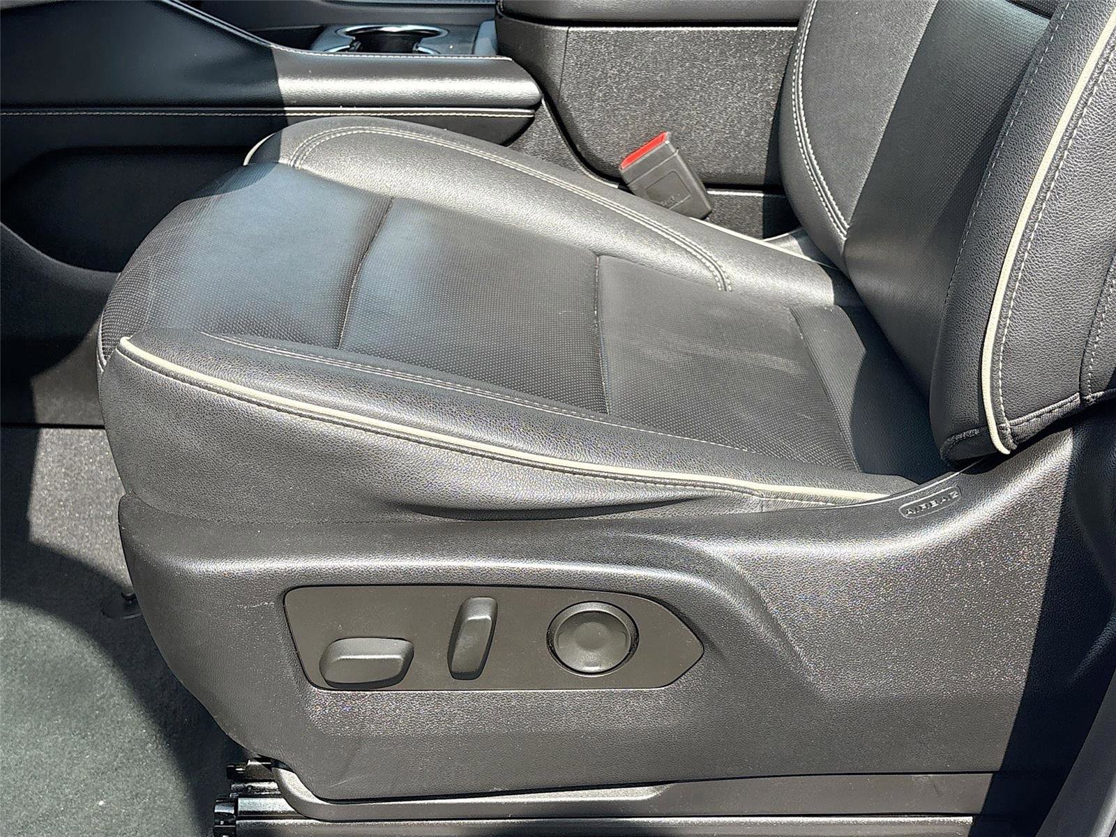 Used 2023 Chevrolet Suburban Premier image 23