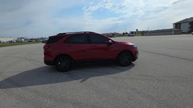 Used 2022 Chevrolet Equinox RS w/ Infotainment Package image 8