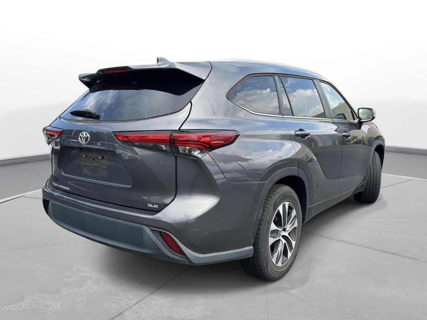 Used 2023 Toyota Highlander XLE FWD image 6