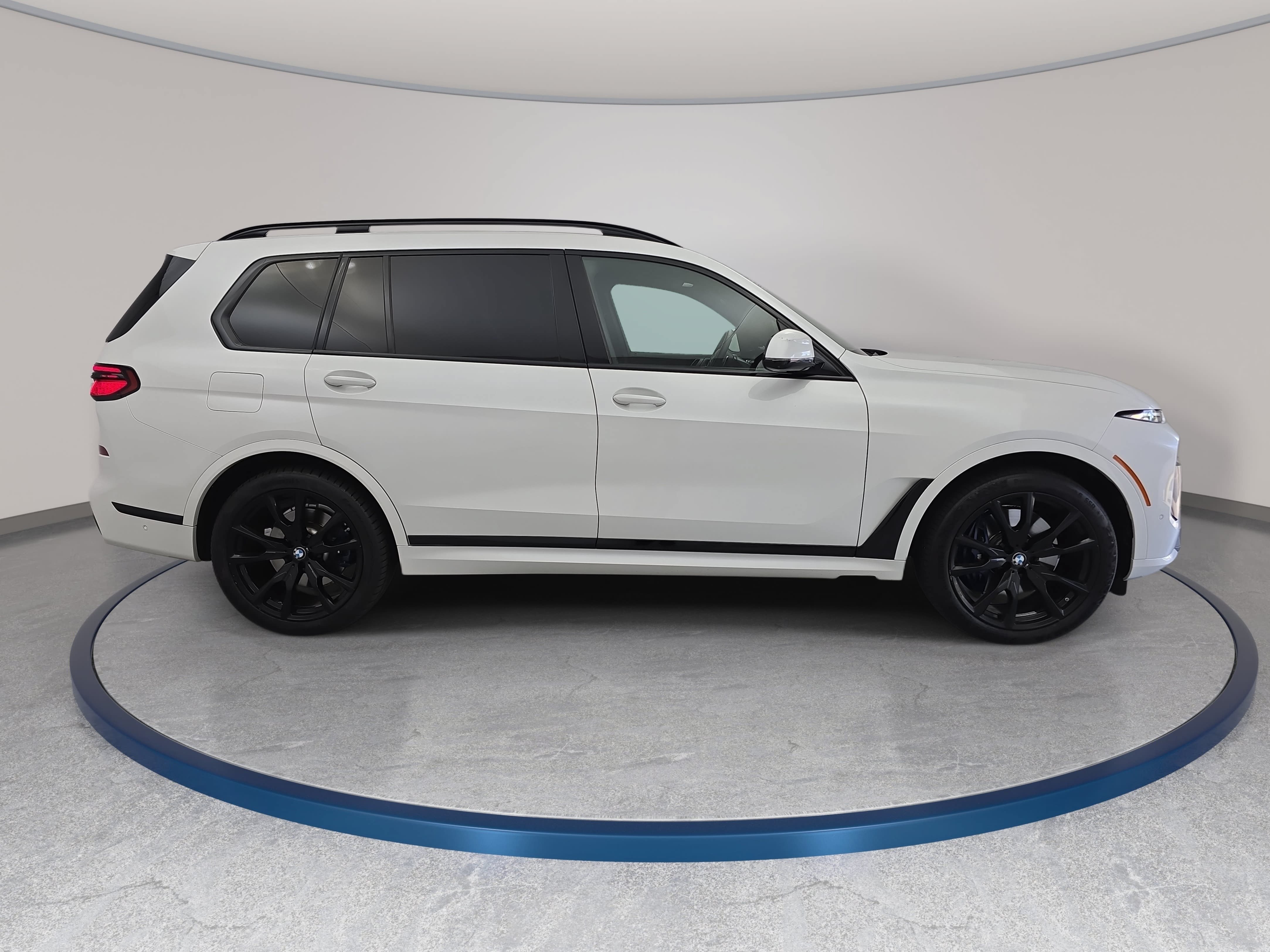 Used 2024 BMW X7 xDrive40i w/ M Sport Package AWD/4WD image 4