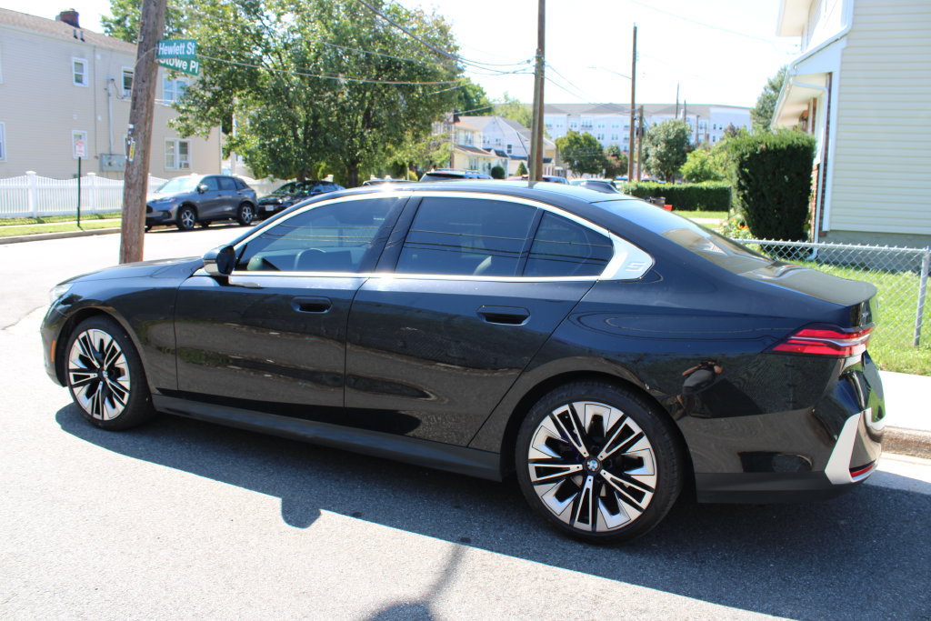 Used 2024 BMW 530i xDrive w/ Convenience Package AWD/4WD image 8