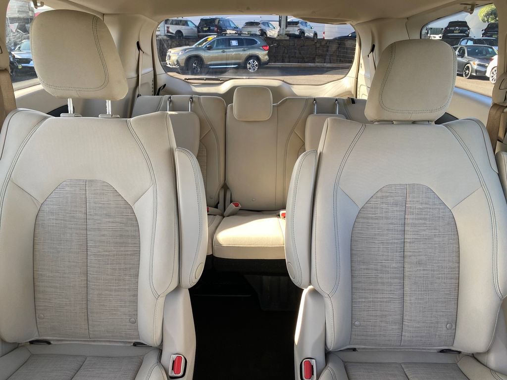 Used 2018 Chrysler Pacifica Touring Plus FWD image 18