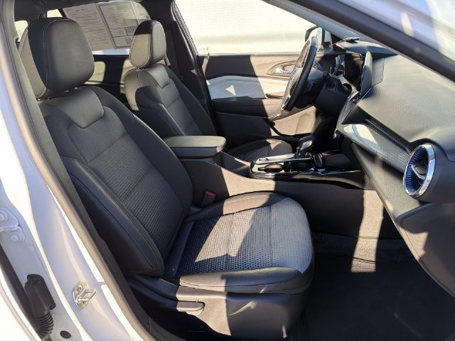 Used 2024 Chevrolet Trax LT w/ Driver Confidence Package FWD image 32