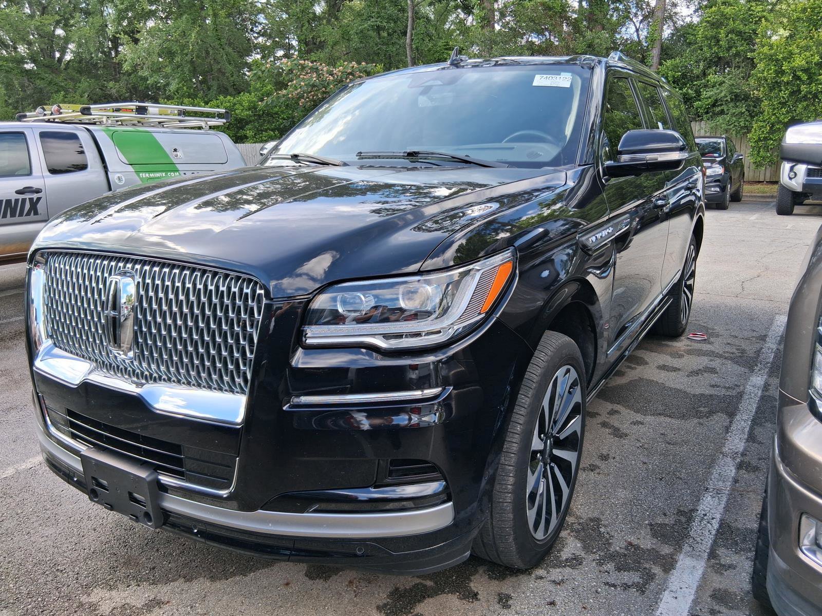 Used 2024 Lincoln Navigator Reserve AWD/4WD image 2