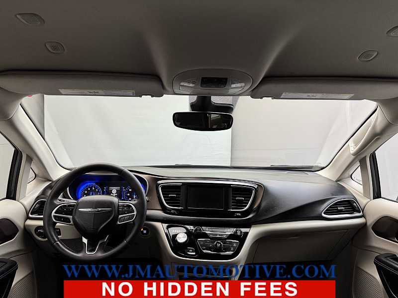 Used 2023 Chrysler Voyager LX image 11