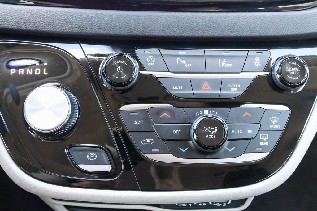 Used 2024 Chrysler Pacifica Touring-L FWD image 18