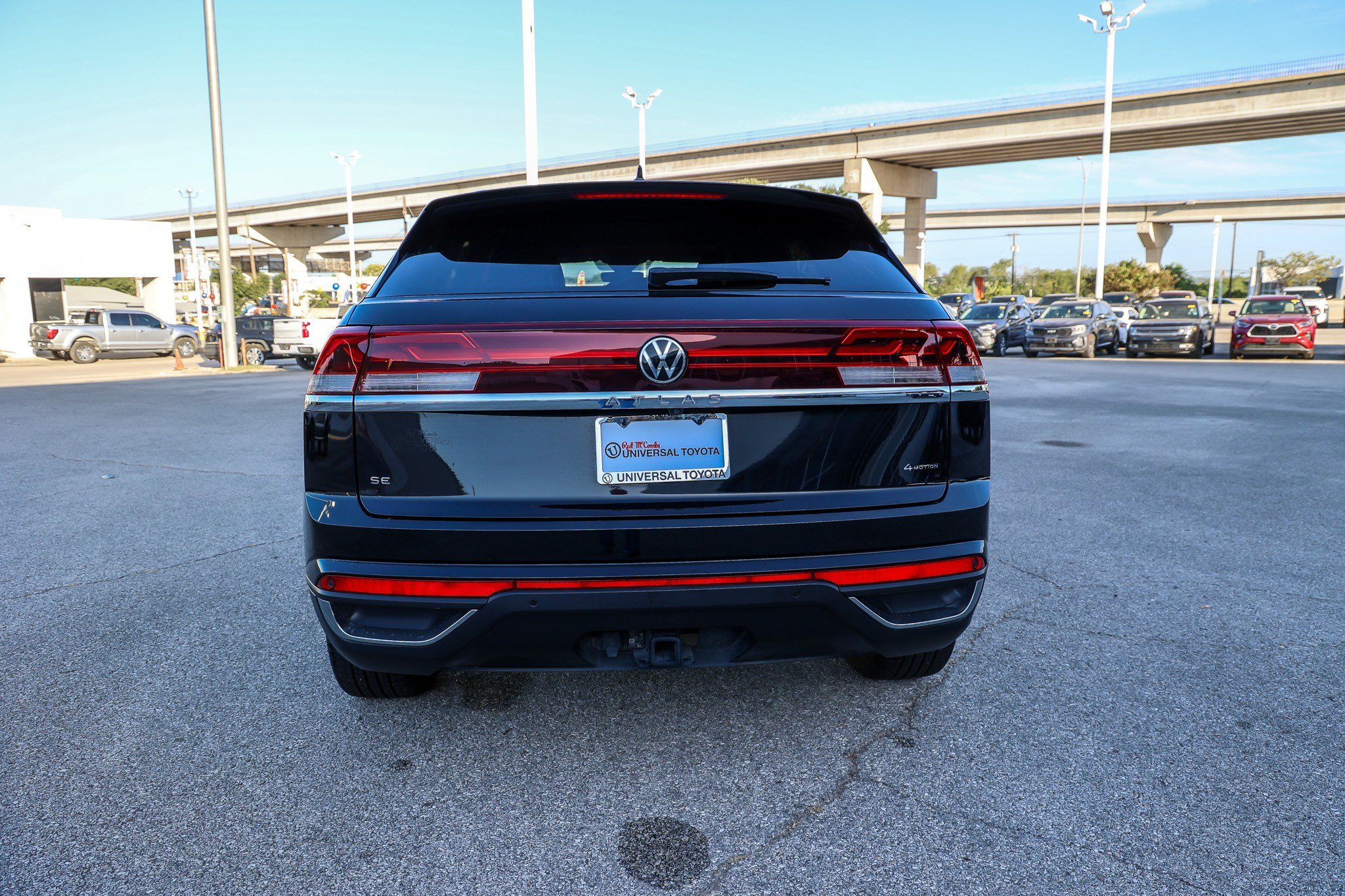 Used 2025 Volkswagen Atlas Cross Sport SE AWD/4WD image 8