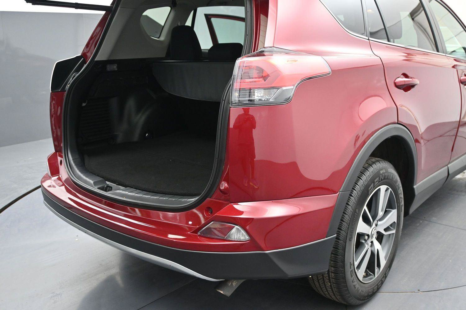 Used 2018 Toyota RAV4 XLE FWD image 10