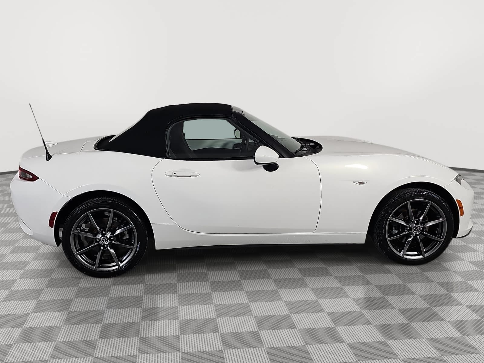 Used 2016 MAZDA MX-5 Miata Grand Touring RWD image 9