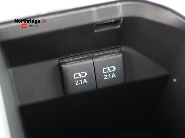 Used 2020 Toyota Camry SE w/ Carpet Mat Package FWD image 33