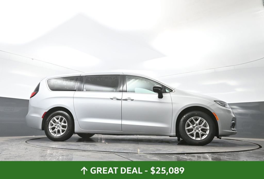 Used 2024 Chrysler Pacifica Touring-L image 54
