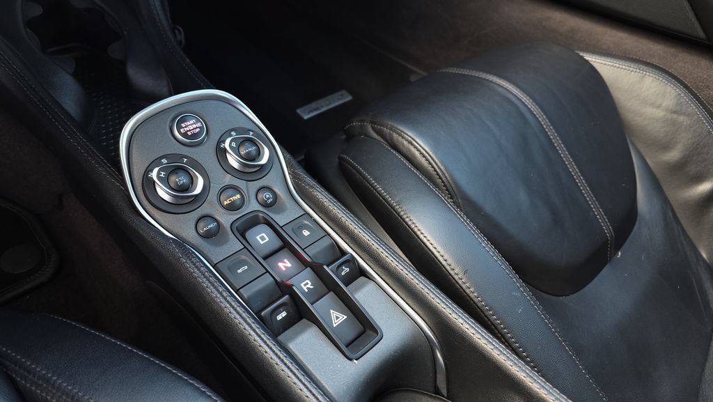 Used 2018 McLaren 570S Spider RWD image 30