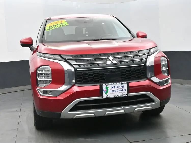 Used 2024 Mitsubishi Outlander FWD image 3