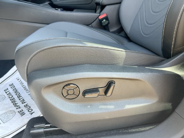 Used 2025 Volkswagen Tiguan SE AWD/4WD image 23