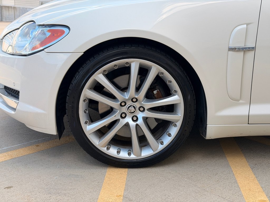 Used 2010 Jaguar XF Premium RWD image 9