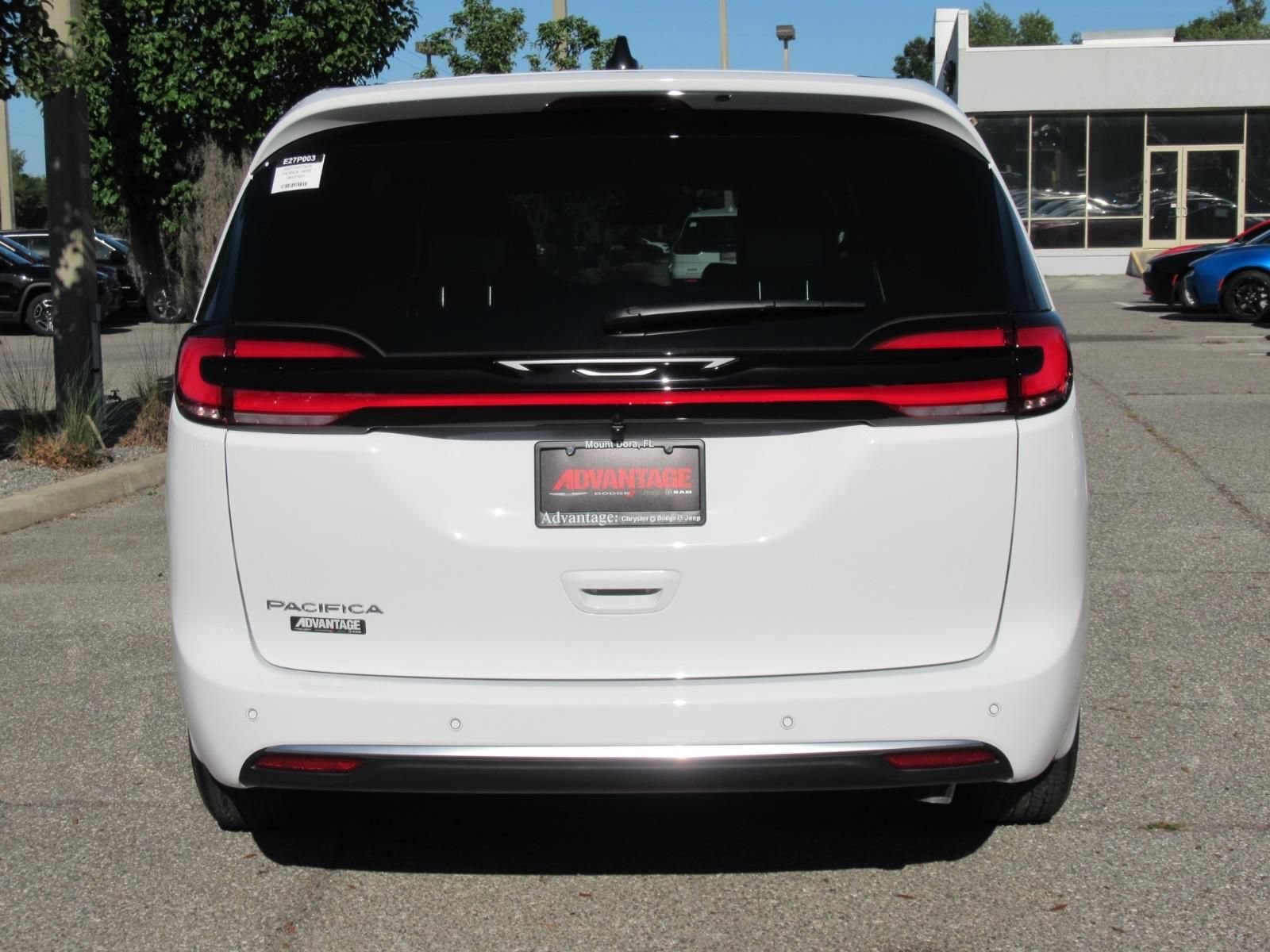 New 2027 Chrysler Pacifica Select FWD image 6