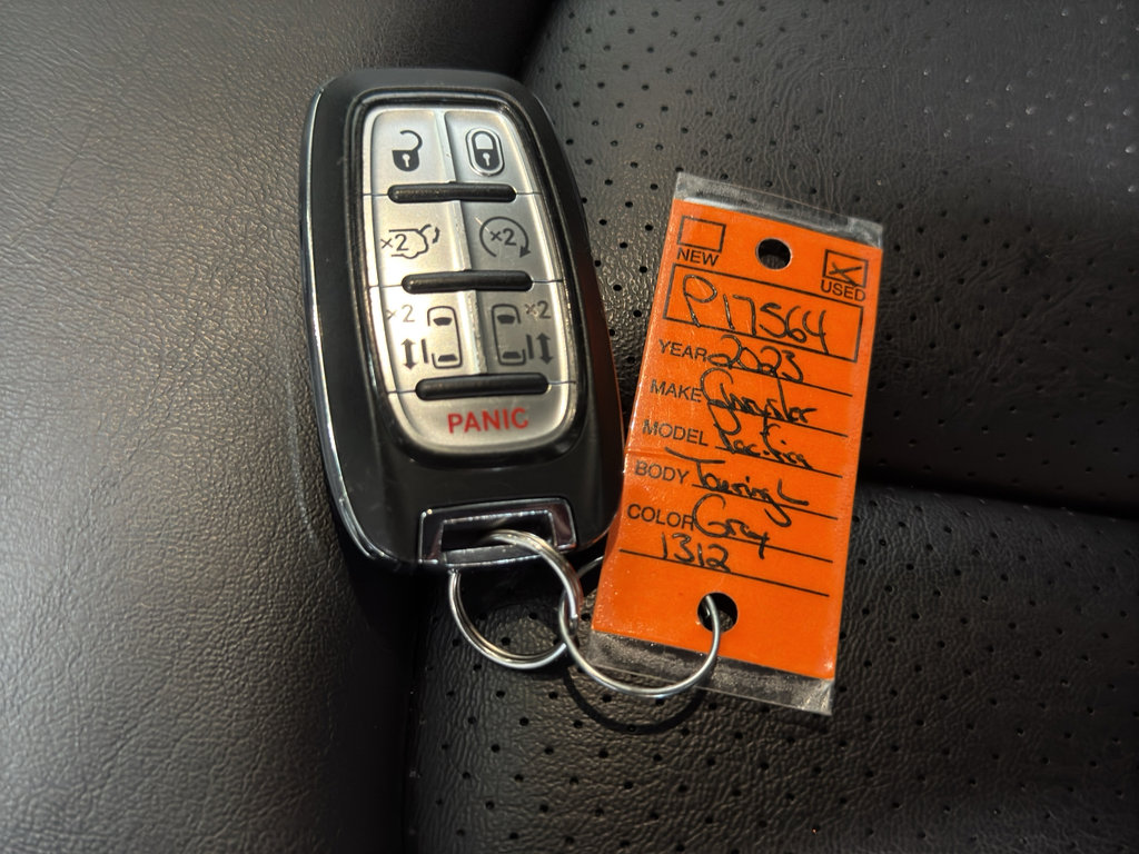Used 2023 Chrysler Pacifica Touring-L FWD image 41